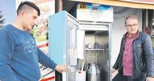 Çiftliğinin sütünü sütmatik ile satıyor