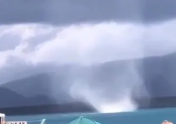 İzmir'de hortum paniği! Ürküten görüntüler kamerada