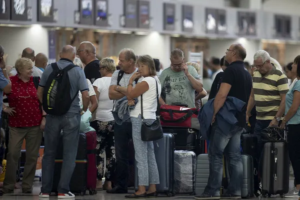 antalyaya-akin-akin-gelmeye-devam-ediyorlar-hava-yoluyla-gelen-yabanci-turist-sayisi-12-milyonu-asti-1666002316044.jpg Antalya’ya akın akın gelmeye devam ediyorlar! Hava yoluyla gelen yabancı turist sayısı 12 milyonu aştı - 4