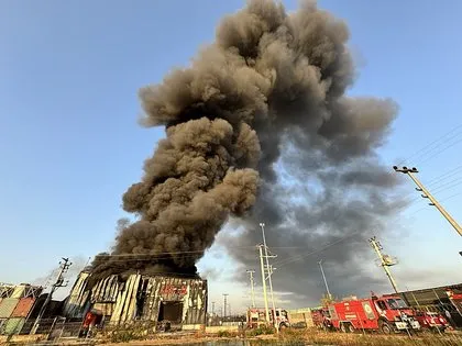 Un incendie se déclare dans un entrepôt logistique à Kocaeli ! La fumée envahit le ciel.