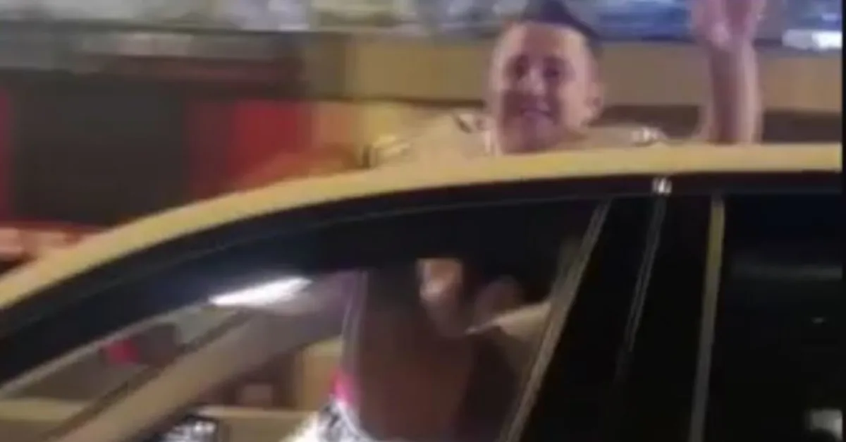 Trafikte terör estirdiler! Şoför sunrooftan çıkıp...