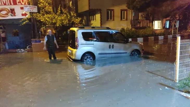 Sağanak yağış hayatı felç etti! Cadde ve sokaklar göle döndü! İşte o görüntüler