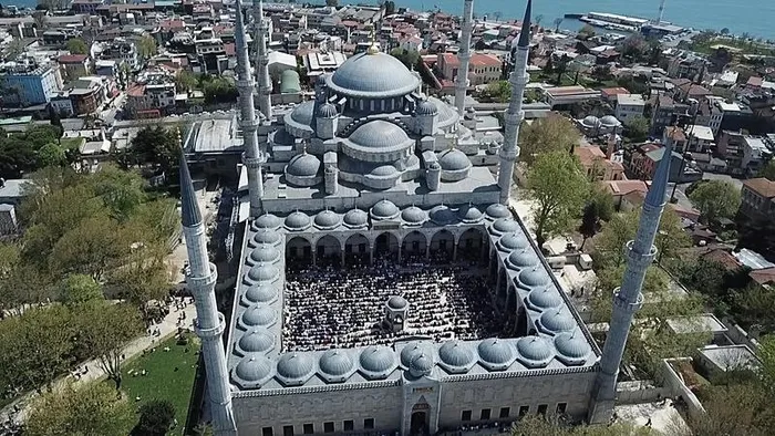 ayasofya-ve-sultanahmette-cuma-yogunlugu-camiler-doldu-tasti-1712923348564.jpeg