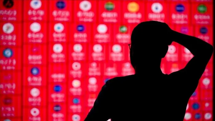 trumpin-tarifeleri-hisse-ve-kriptolari-vurdu-borsalarda-kara-pazartesi-once-abd-ve-avrupa-simdi-de-asya-1744004691941.jpeg Yatırımcılar piyasalardaki belirsizlikler nedeniyle panik havası içerisinde. (AA)