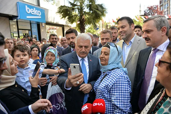 Binali Yıldırım küçük çocuğu böyle sevindirdi