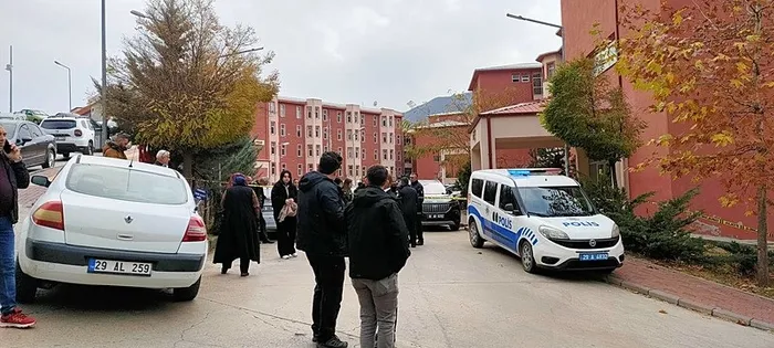 gumushanede-rehine-krizi-3-saatlik-calismayla-ikna-edildi-1764159243003.jpeg Şahıs sonunda ikna edilirken rehin alınan kadın hastaneye kaldırıldı (DHA)