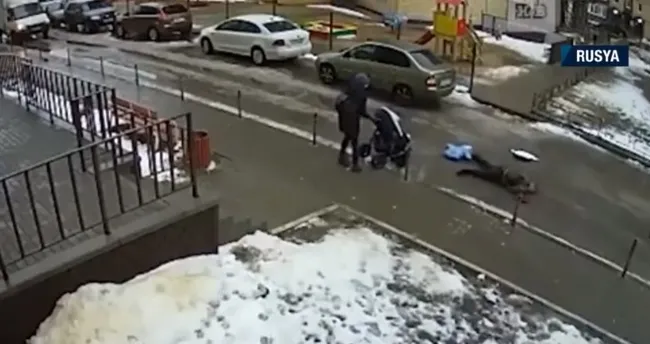 Rusya’da inanılmaz olay! 7. Kattan bebek arabasının üstüne düştü - 3