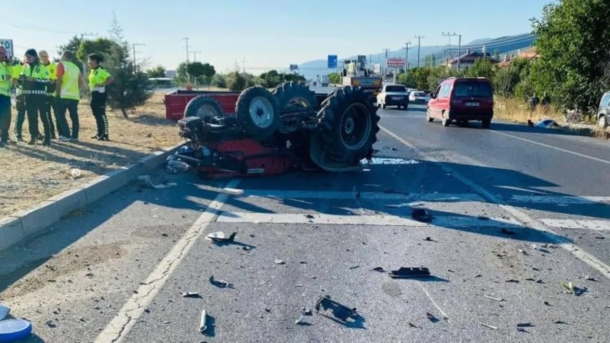 Otomobilin çarptığı traktör devrildi: 1 ölü 1 yaralı