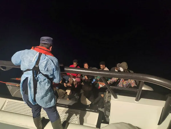Dikili'de 23 kaçak göçmen kurtarıldı - 1