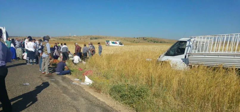 Mardin'de işçileri taşıyan araç yaptı