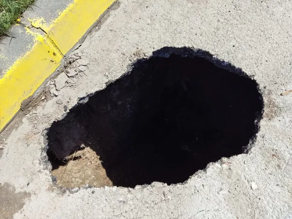 eskisehirde-korkuya-sebep-oldu-2-bucuk-metre-derinliginde-1654259063865.jpg Eskişehir’de dev çukur korkuya sebep oldu! 2 buçuk metre derinliğinde - 4