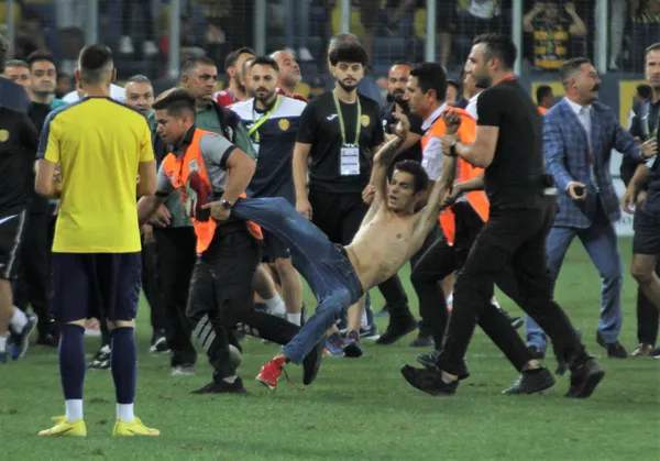 sahaya-giren-ankaragucu-taraftari-besiktasli-futbolcuya-tekme-atti-1662329953083.jpg Sahaya giren Ankaragücü taraftarı Beşiktaşlı futbolcuya tekme attı - 5