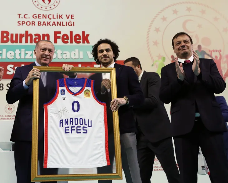 baskan-erdogan-larkine-milli-takim-formasi-hediye-etti-1581193628702.jpg Başkan Erdoğan, Larkin'e milli takım forması hediye etti - 3