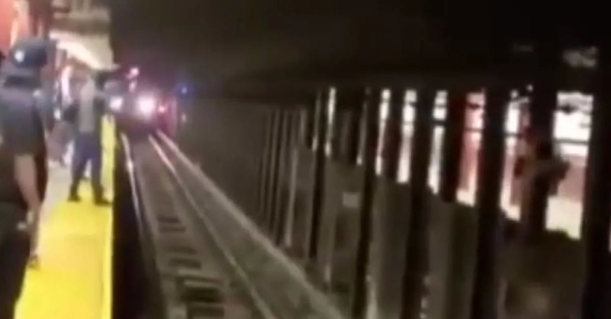 Metrodan çığlık sesleri yükseldi! Raylara düşen yolcu son anda kurtarıldı