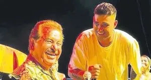 Baba-oğul düet yaptı