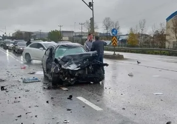 Sakarya'da 3 araç çarpıştı! 2 yaralı var