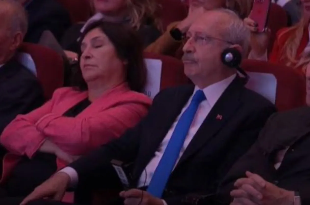 CHP'nin İkinci Yüzyıla Çağrı Vizyonu programında Selvi Kılıçdaroğlu uyudu