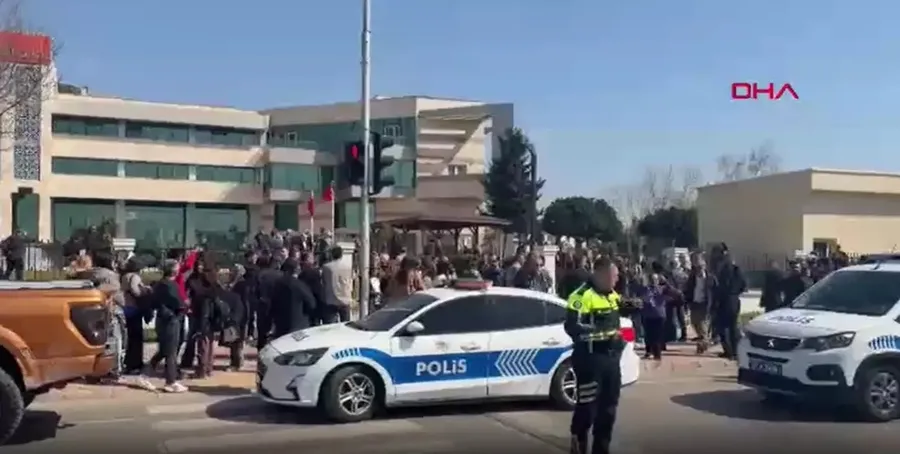 Antalya'da Kepez Kaymakamlığı binasında silah sesleri - 1