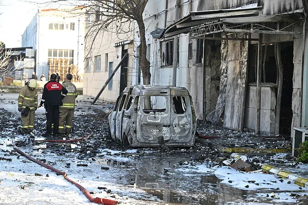 İzmir'de feci yangın! Kozmetik ürün deposu alev aldı: 1 işçi hayatını kaybetti - 1
