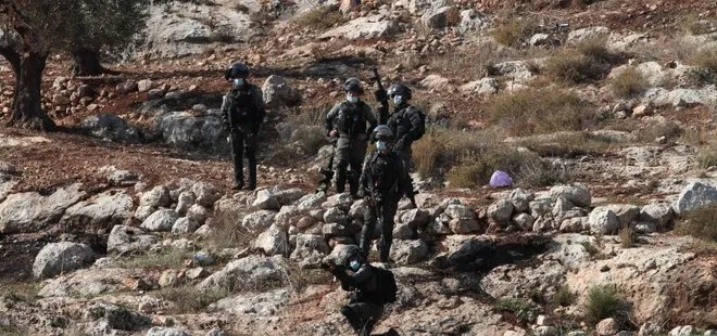 Katil İsrail Batı Şeria’da Filistinlilere ait yapıları yıktı
