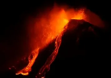 Etna Yanardağı lav püskürttü