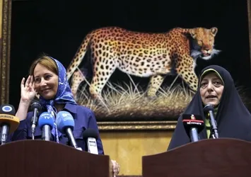 Fransız Bakan İran'da tesettüre girdi