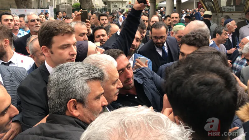 Eyüp'te cuma namazını kılan Binali Yıldırım'a yoğun ilgi 6