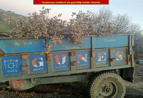 Diyarbakır’da traktörde ağaç dalları arasına gizlenmiş esrar bulundu