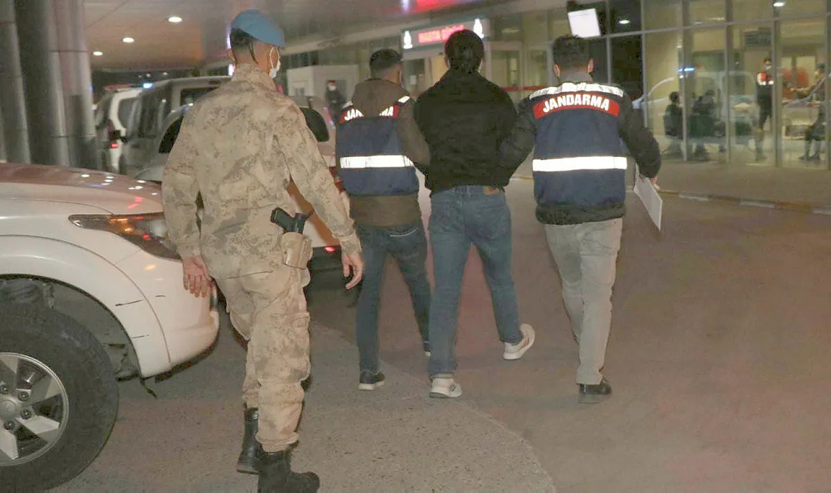 Son dakika: FETÖ'den aranan eski polis ve asker yakalandı