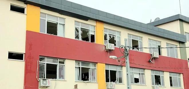 PKK’nın Karkamış’a yaptığı saldırıda hasar gören okulun etrafındaki enkaz kaldırıldı