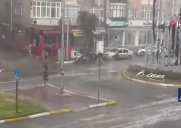 Ağaçlar devrildi, yollar göle döndü