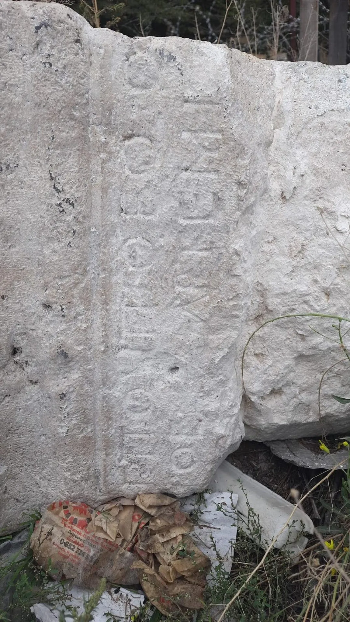 1792493837956.jpg Konya'da akılalmaz hırsızlık: Cami önündeki heykel kaidesini kepçeyle çaldılar - 3