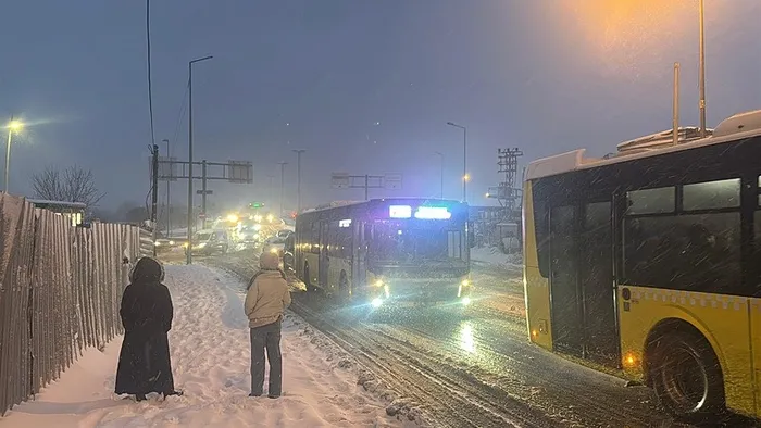 istanbulda-her-kis-ayni-tablo-kar-yagisi-degil-ibbnin-tedbirsizligi-hayati-felc-etti-1768806182662.jpeg İstanbul'da her kış aynı tablo | Kar yağışı değil İBB'nin tedbirsizliği hayatı felç etti - 5