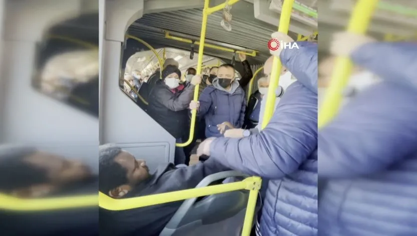 Metrobüste korona paniği! Fenalaşan yabancı uyruklu şahıs yolculara zor anlar yaşattı - 2