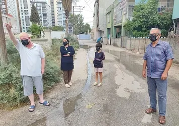 Adana'da vatandaşın taşan kanalizasyon isyanı! Maskesiz sokağa çıkamıyorlar