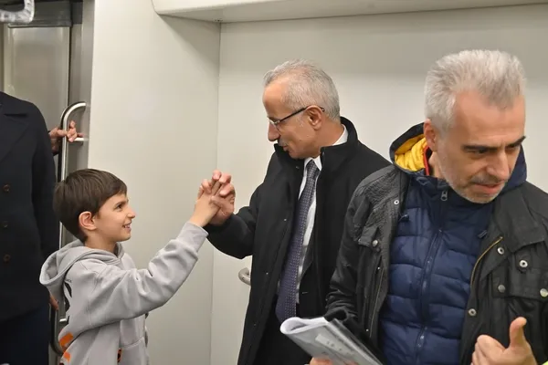 1706778353497.jpg İstanbullu yeni metrodan memnun! Bakan Uraloğlu Gayrettepe'den İstanbul Havalimanı'na metroyla gitti - 3