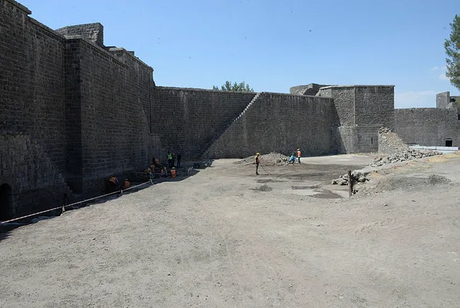 UNESCO Dünya Mirası Listesi'nde yer alan Diyarbakır'ın 5 bin yıllık surlarının sırrı araştırılıyor - 2