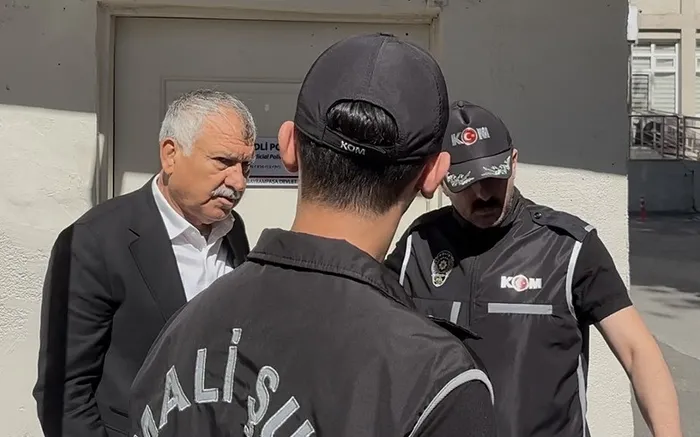 adana-buyuksehir-belediye-baskani-zeydan-karalarin-ifadesi-ortaya-cikti-1751895460055.jpeg Zeydan Karalar ifadesinde hakkındaki iddiaları reddetti. (A Haber arşiv)