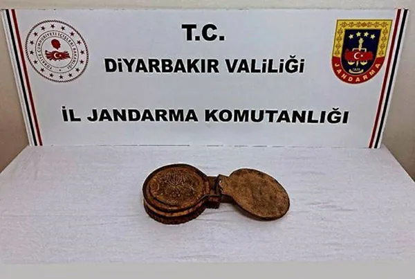 diyarbakirda-tarihi-eser-kacakciligi-operasyonu-altin-yazma-ibranice-kitap-ele-gecirildi-1702302669695.jpg Diyarbakır'da tarihi eser kaçakçılığı operasyonu: Altın yazma İbranice kitap ele geçirildi - 1