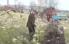 Terk edilmiş köyde tek yaşıyor