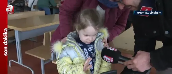 Siviller Ukrayna’dan tahliye ediliyor! Kavuşma anları A Haber’de! Minik Aylin babasına böyle seslendi - 6