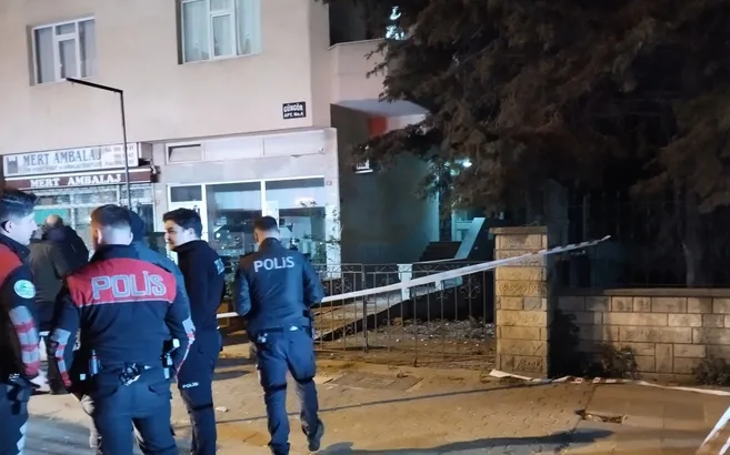 Kadıköy’de bir binanın balkonu çöktü!