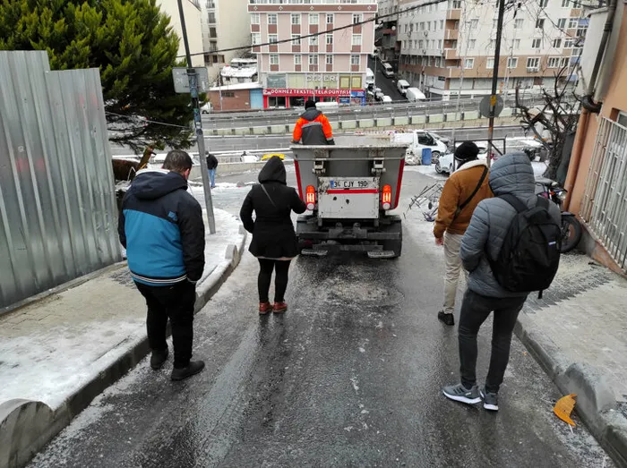 İstanbulluların kar çilesi! Şişli'de yollar buz pistine döndü: Yayalar kaldırımları tuzladı - 1