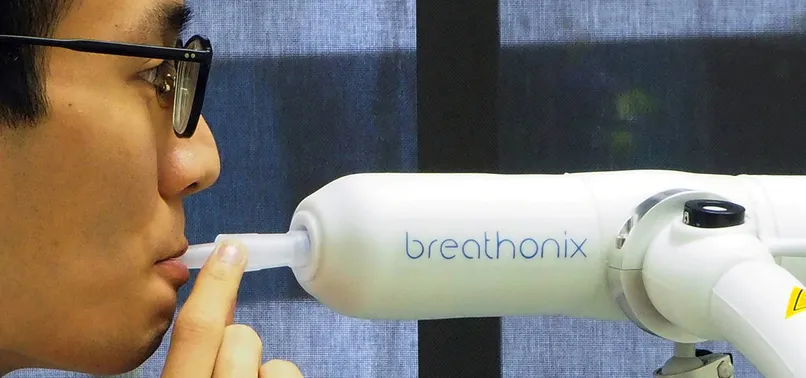 Koronavirüs testine dair tüm bildiklerinizi unutun! Singapur'da üflemeli koronavirüs testi üretildi