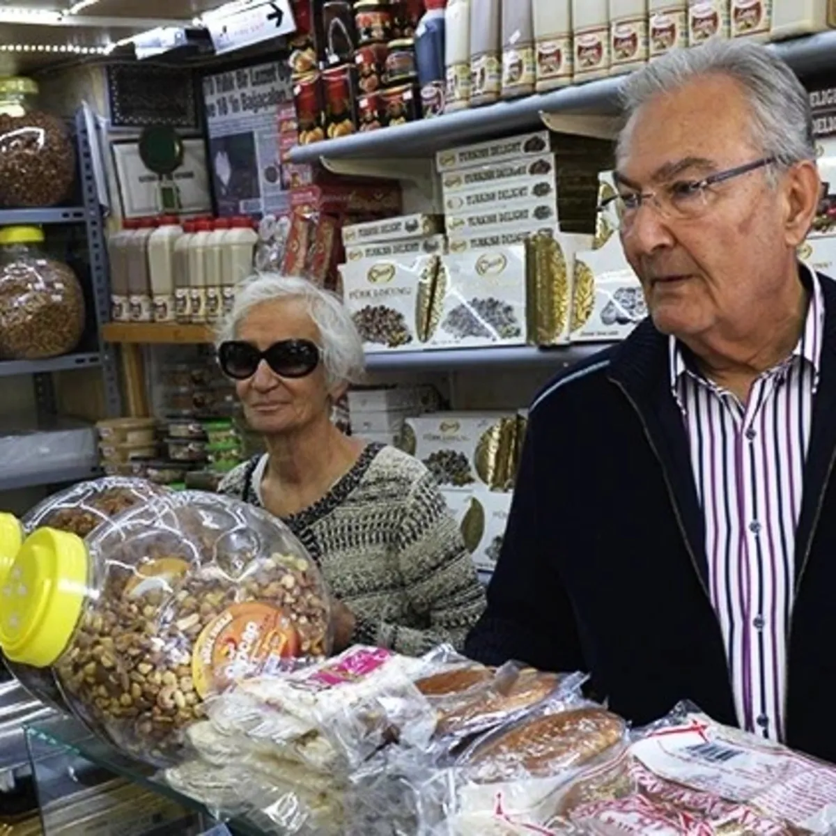 Olcay Baykal Ankara'da eşi Deniz Baykal'ın yanına defnedildi; siyasetten geniş katılım ve cami avlusunda kısa bir sohbet kayda geçti