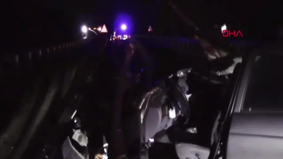 Kütahya’da feci kaza! Otomobil TIR’a çarptı