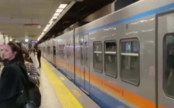 istanbulda-metro-arizasi-yolcular-tahliye-edildi-seferlerde-aksama-yasaniyor-1668866496880.jpg İstanbul’da metro arızası! Yolcular tahliye edildi | Seferlerde aksama yaşanıyor - 2