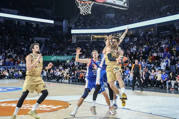 Anadolu Efes hata yapmadı! Anadolu Efes Barcelona: 96-86 MAÇ SONUCU ÖZET