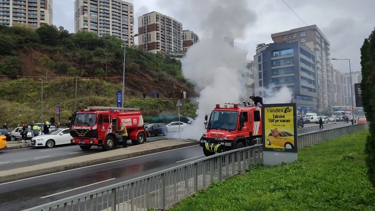 Eyüpsultan'da park halindeki elektrikli araç alev aldı! O anlar kamerada