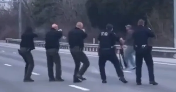 ABD polisi yol ortasında duran adamı infaz etti! 9 polis kurşun yağdırdı - 1